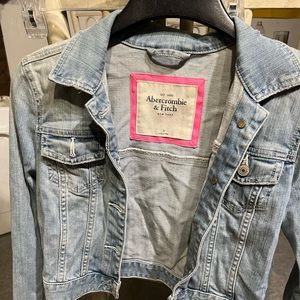 Short jean jacket. Size M for teens.